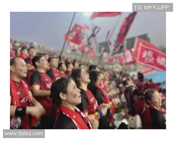 球迷胜利狂欢免费送奶茶市民街头排长龙共庆激情时刻 球迷胜利狂欢免费送奶茶市民街头排长龙共庆激情时刻