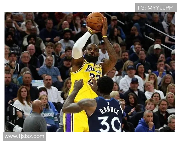 镜头捕捉:湖人赛场小动作引发热议 镜头捕捉:湖人赛场小动作引发热议